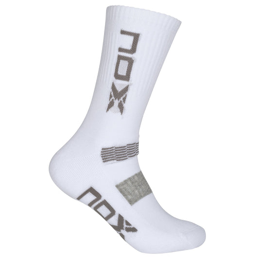 CALCETINES TÉCNICOS NOX DE LARGO MEDIO BLANCOS CON LOGO GRIS PARA HOMBRE.