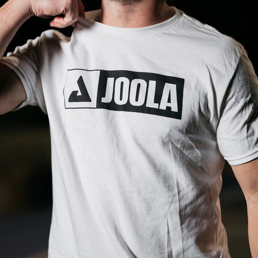 CAMISETA BLANCA CON LA MARCA DEL EQUIPO JOOLA